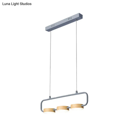 مصباح معلق Nordic بثلاث مصابيح من DecorBites™ مع لمسات معدنية وخشبية لجزيرة المطبخ