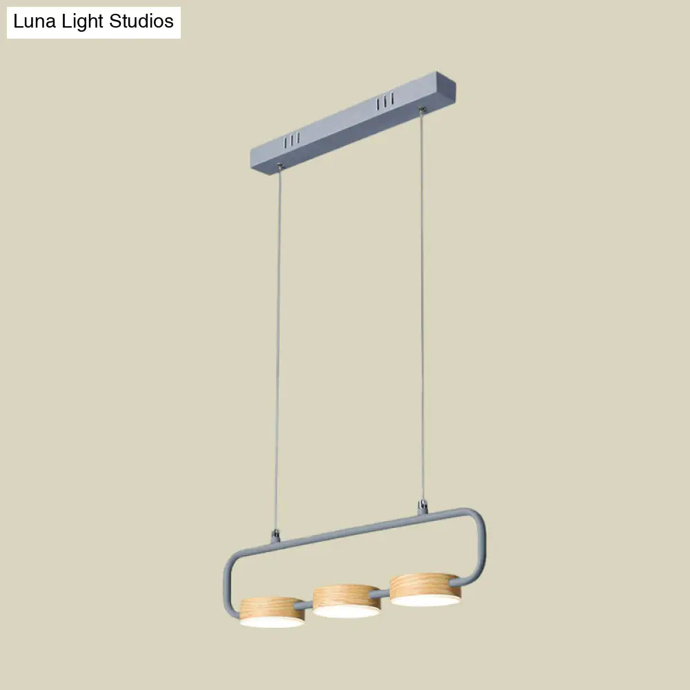 مصباح معلق Nordic بثلاث مصابيح من DecorBites™ مع لمسات معدنية وخشبية لجزيرة المطبخ