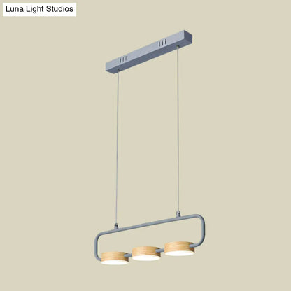 مصباح معلق Nordic بثلاث مصابيح من DecorBites™ مع لمسات معدنية وخشبية لجزيرة المطبخ