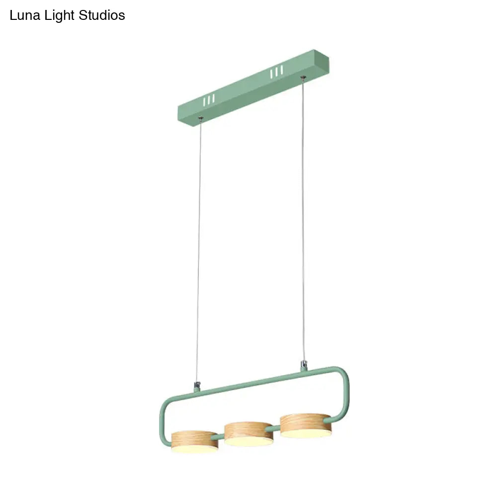 مصباح معلق Nordic بثلاث مصابيح من DecorBites™ مع لمسات معدنية وخشبية لجزيرة المطبخ