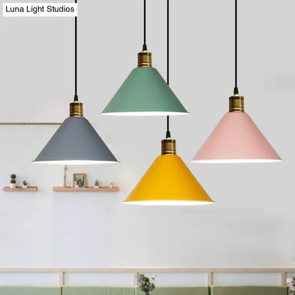 Nordic Modern Metal Tapered Hanging Light - Stylish 1-Light Restaurant Ceiling Pendant Lamp