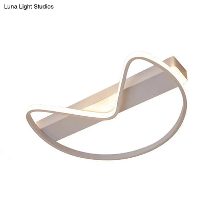 Lámpara de techo empotrada DecorBites™ de estilo nórdico para vestíbulo o cocina con diseño metálico en forma de arco.