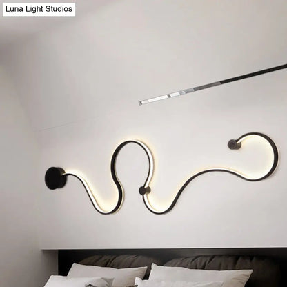 Lámpara de pared LED DecorBites™ de estilo nórdico - Diseño metálico de serpiente en elegante acabado negro - Ideal para espacios de vida contemporáneos
