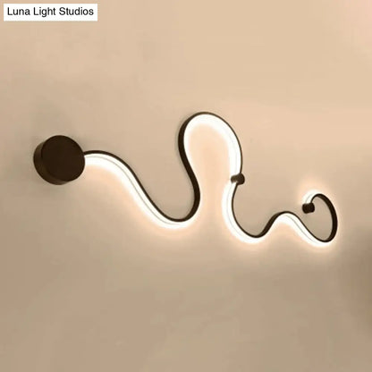 Lámpara de pared LED DecorBites™ de estilo nórdico - Diseño metálico de serpiente en elegante acabado negro - Ideal para espacios de vida contemporáneos