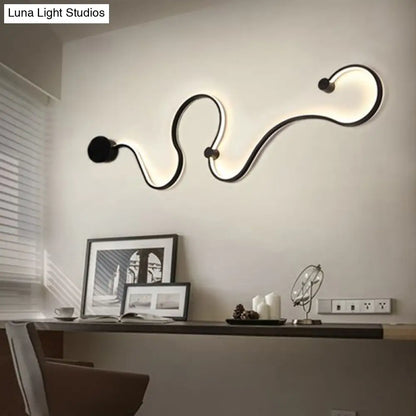 Lámpara de pared LED DecorBites™ de estilo nórdico - Diseño metálico de serpiente en elegante acabado negro - Ideal para espacios de vida contemporáneos