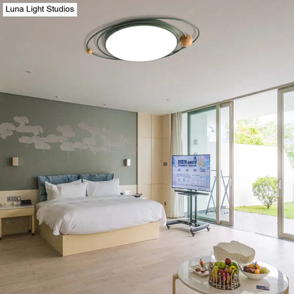 DecorBites™ Lámpara de techo LED empotrada de metal estilo nórdico - Lámpara de techo cilíndrica con diseño Orbit en verde/gris/blanco, 21"/26"/31" de ancho