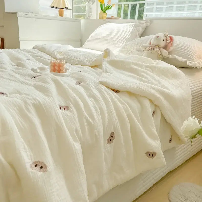 Cream-colored cotton muslin double layer yarn summer quilt with embroidered baby pig faces for bedroom use