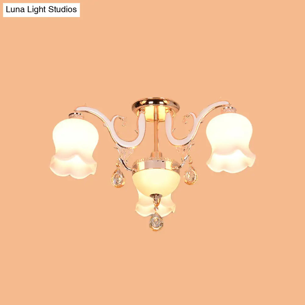 Lámpara de techo semiempotrada DecorBites™ de cristal opalino con colgante de cristal - Diseño tradicional festoneado en dorado