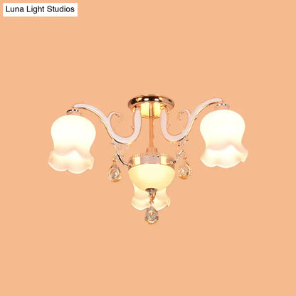 Lámpara de techo semiempotrada DecorBites™ de cristal opalino con colgante de cristal - Diseño tradicional festoneado en dorado