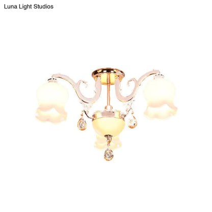 Lámpara de techo semiempotrada DecorBites™ de cristal opalino con colgante de cristal - Diseño tradicional festoneado en dorado