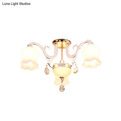 Lámpara de techo semiempotrada DecorBites™ de cristal opalino con colgante de cristal - Diseño tradicional festoneado en dorado