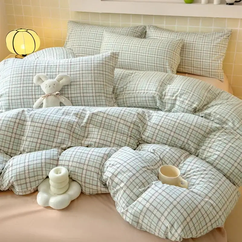 Plush soft white and gray checkered double layer yarn bedspread set with cozy quilted texture for bedroom bedding
