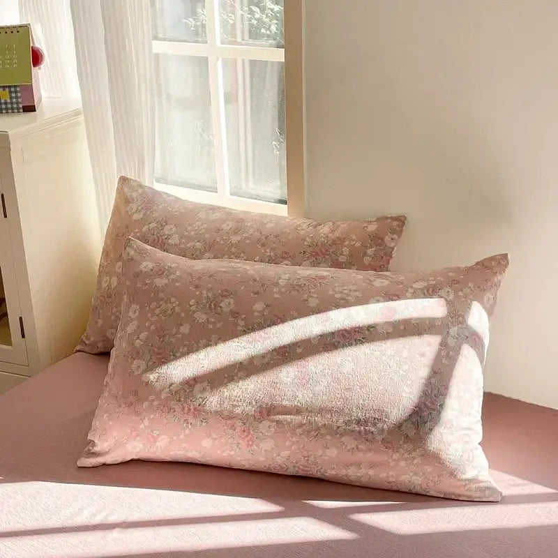 Soft pink floral jacquard fitted sheet set with vintage-inspired textured yarn design for a cozy bedroom