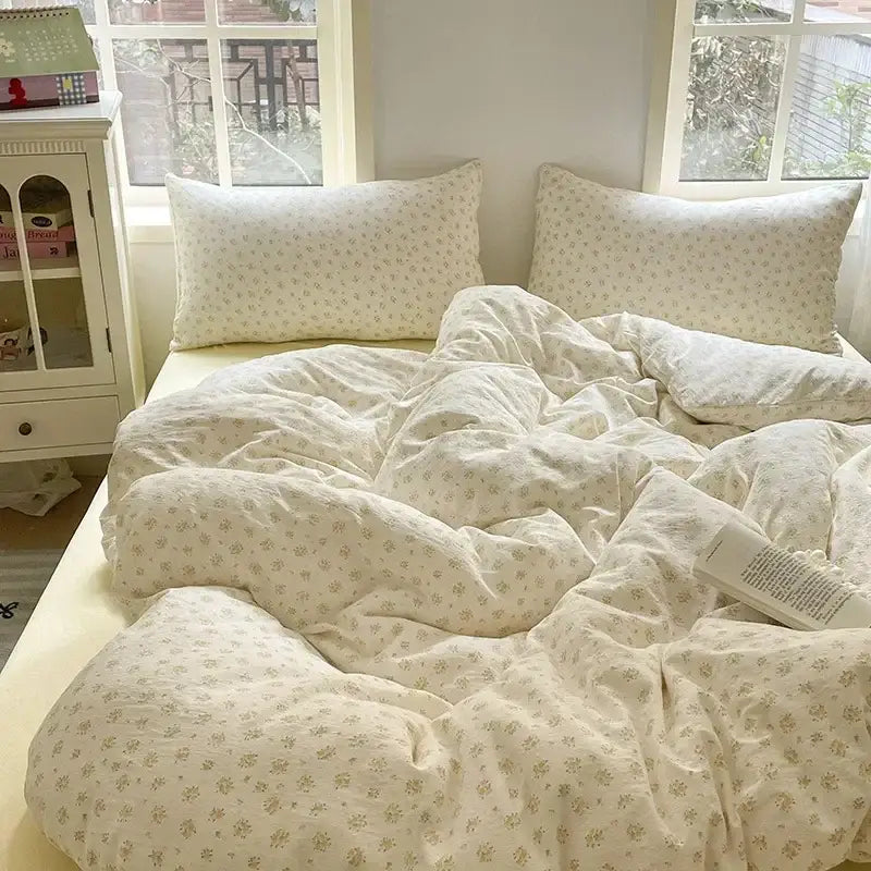 Cream-colored floral-patterned fitted sheet set with soft textured jacquard fabric for bedroom use