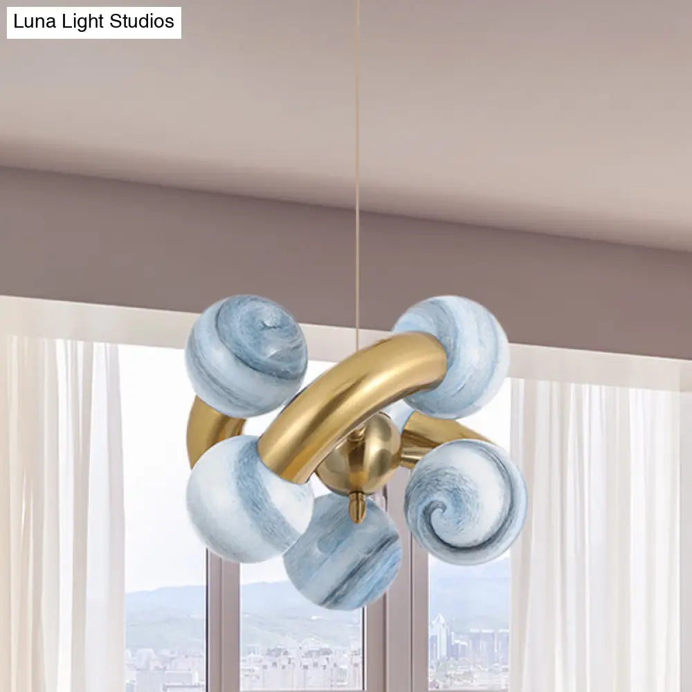 Lámpara de araña esférica de cristal azul/beige posmoderna: Lámpara colgante LED para sala de estar con diseño retorcido de 6 cabezas.