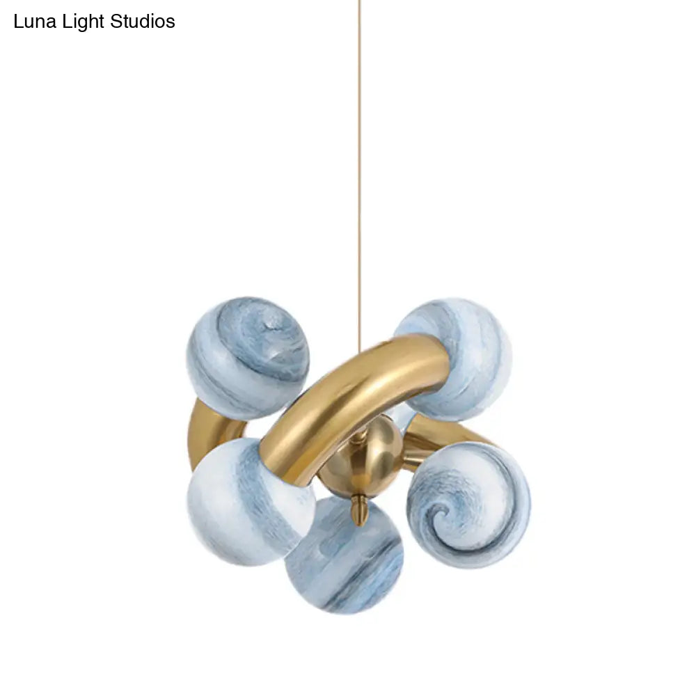 Lámpara de araña esférica de cristal azul/beige posmoderna: Lámpara colgante LED para sala de estar con diseño retorcido de 6 cabezas.