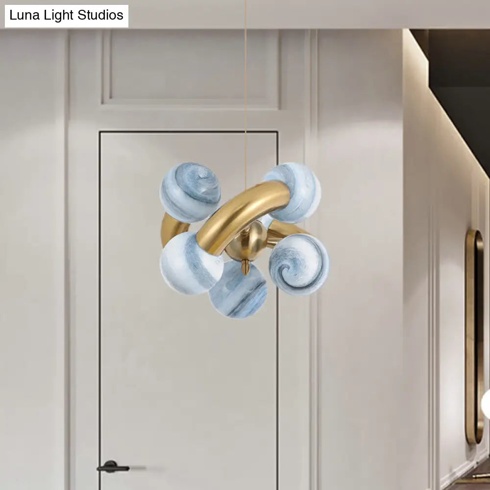 Lámpara de araña esférica de cristal azul/beige posmoderna: Lámpara colgante LED para sala de estar con diseño retorcido de 6 cabezas.