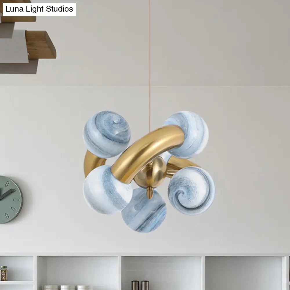 Lámpara de araña esférica de cristal azul/beige posmoderna: Lámpara colgante LED para sala de estar con diseño retorcido de 6 cabezas.