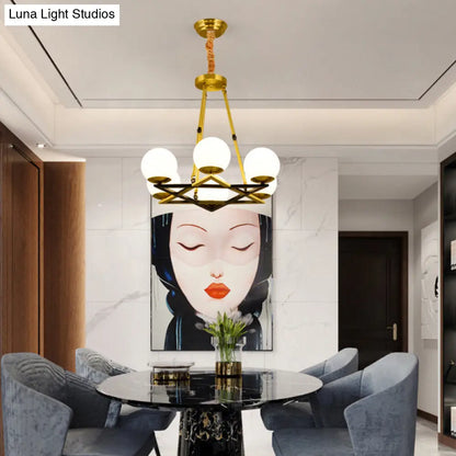 ثريا معدنية متعددة الأضلاع بتصميم ما بعد الحداثة مع لمسة نهائية من النحاس وظلال زجاجية بيضاء كروية