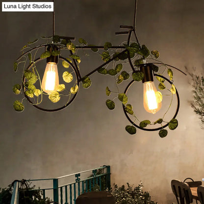 ديكوربايتس™ مصباح سقف مطعم على شكل دراجة معدنية عتيقة مع رأسين أسودين للمصباح وديكور نباتي