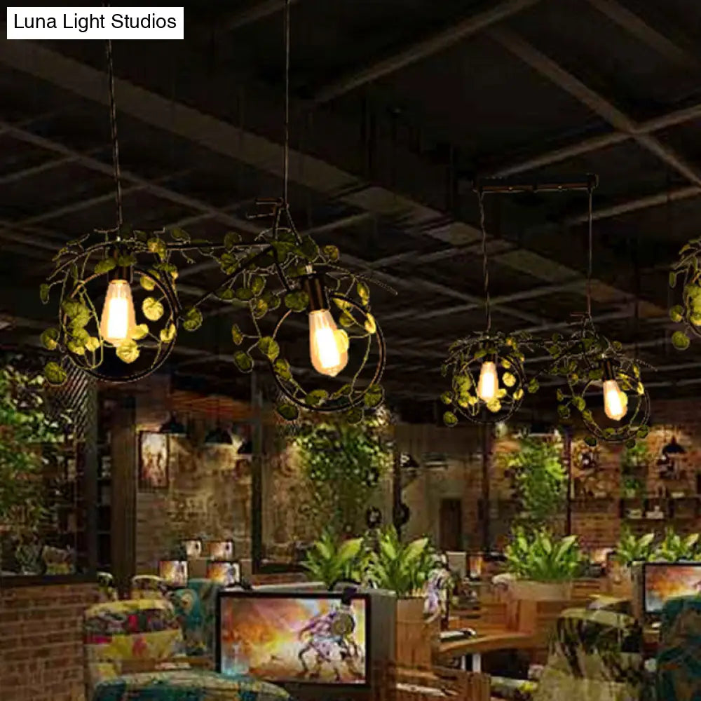 ديكوربايتس™ مصباح سقف مطعم على شكل دراجة معدنية عتيقة مع رأسين أسودين للمصباح وديكور نباتي