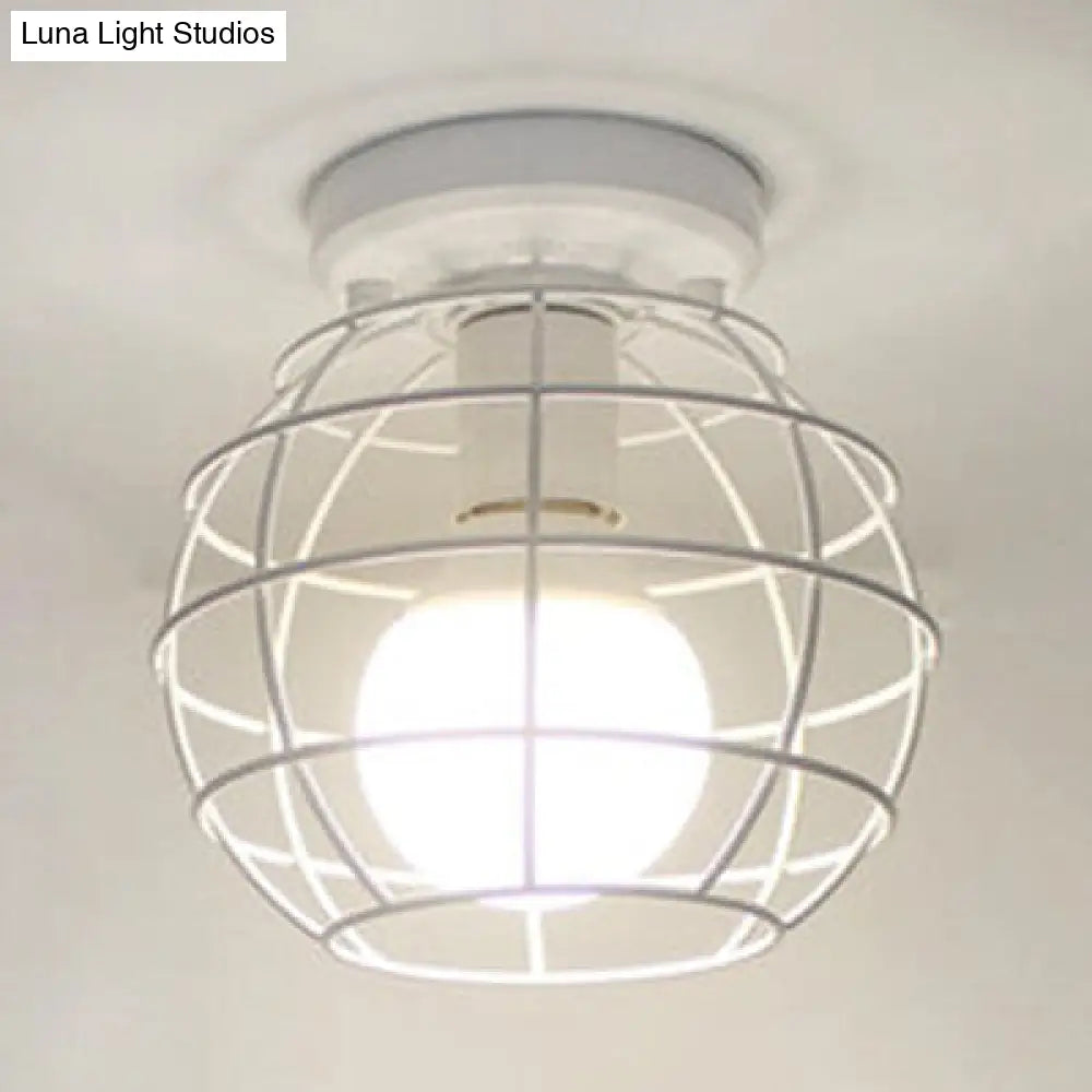 Lámpara de techo DecorBites™ de estilo retro con jaula metálica, 1 luz y diseño de montaje empotrado en blanco y negro.