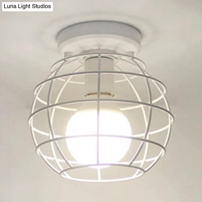 Lámpara de techo DecorBites™ de estilo retro con jaula metálica, 1 luz y diseño de montaje empotrado en blanco y negro.