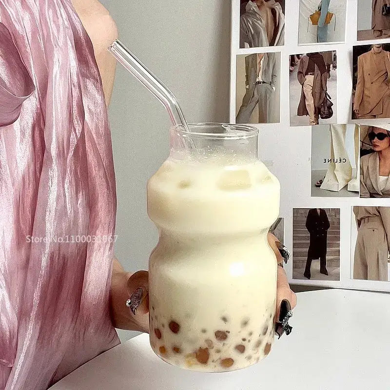 Clear curved bulbous milk tea bottle with clear straw made of decorbites borosilicate glass cups for kitchen use