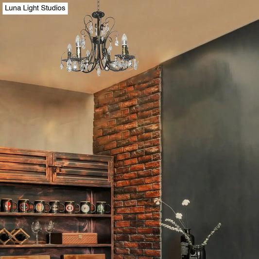 Lámpara de araña rústica: Lámpara colgante de hierro forjado de 6 luces con detalles de cristal - Acabado en latón