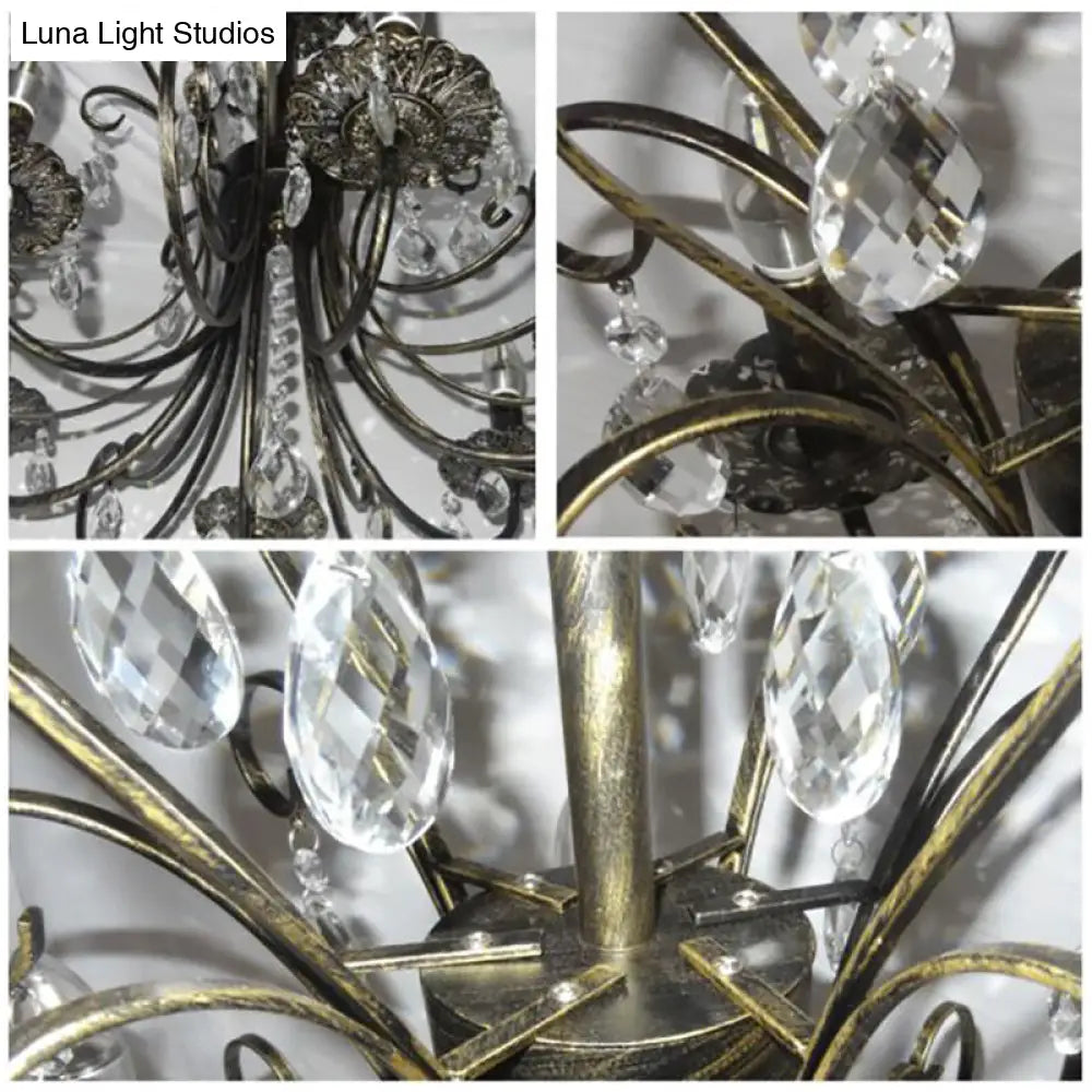 Lámpara de araña rústica: Lámpara colgante de hierro forjado de 6 luces con detalles de cristal - Acabado en latón