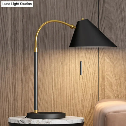 Sarah - Black/White Conic Pull Chain Nightstand Lamp