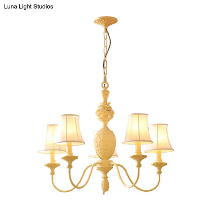 Lámpara de techo colgante de tela de estilo sencillo, candelabro amarillo con pantalla estilo imperio y luces de 5/8".