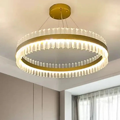 DecorBites™ Simplicity Gold LED Crystal Pendant Light - تصميم منشور ثلاثي حلقي - مثالي لغرفة المعيشة