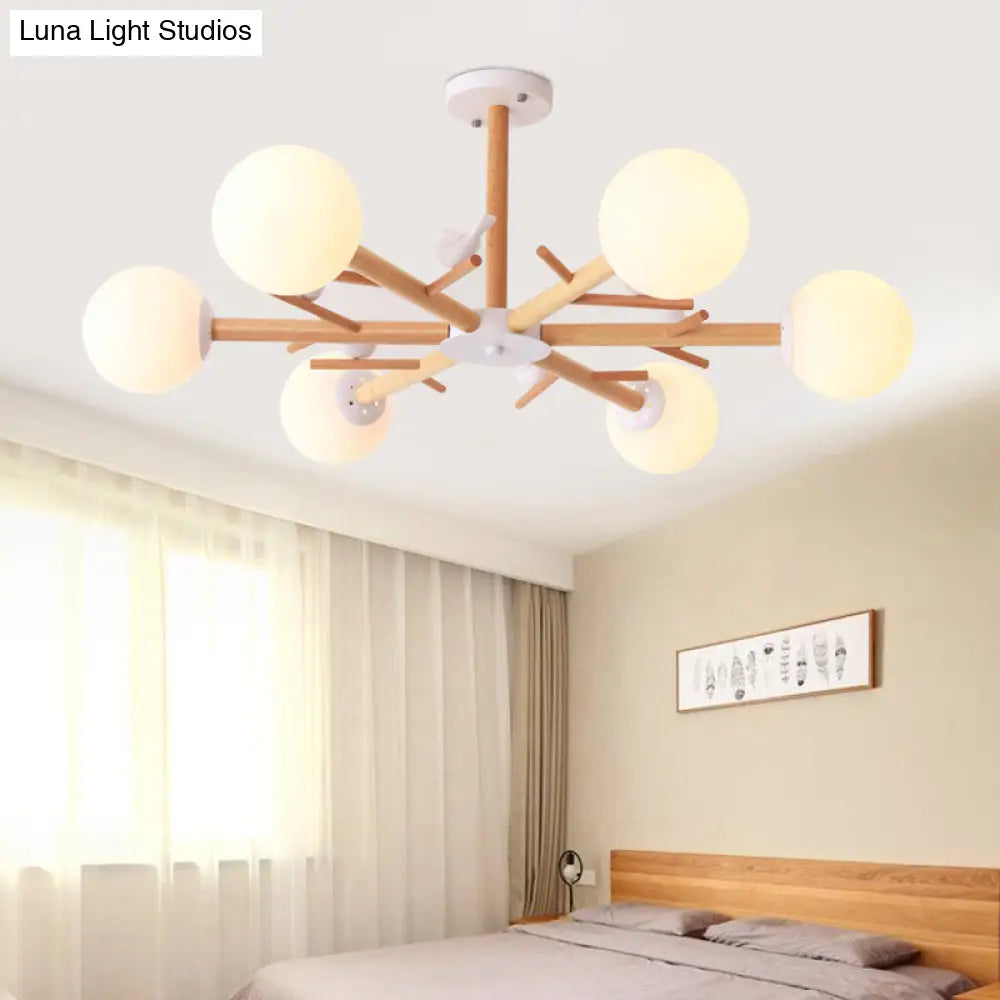 Lámpara colgante de madera sencilla con pantalla de cristal color crema para salón