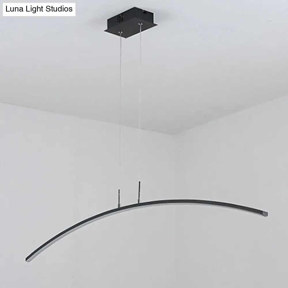 مصباح معلق LED أنيق باللونين الأسود والأبيض على شكل جزيرة من DecorBites™ لإضاءة طاولة الطعام الأنيقة