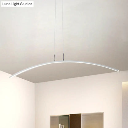 مصباح معلق LED أنيق باللونين الأسود والأبيض على شكل جزيرة من DecorBites™ لإضاءة طاولة الطعام الأنيقة