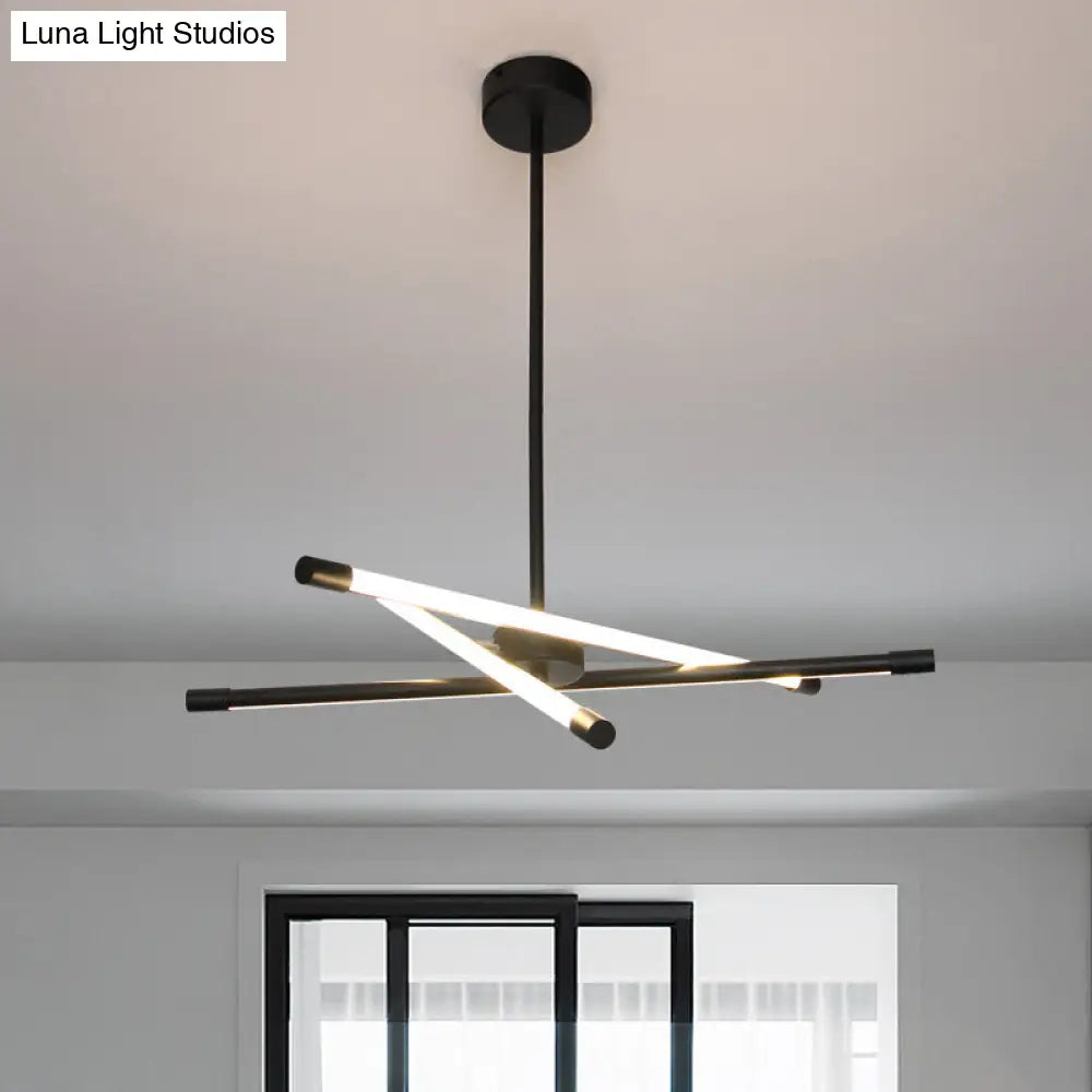 Elegante lámpara de araña lineal tubular de metal - Lámpara colgante LED negra para sala de estar
