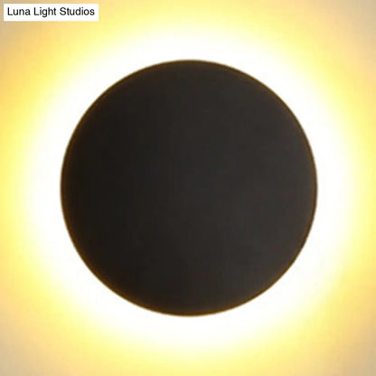 ديكوربايتس™ وحدة إضاءة حائطية LED دائرية أنيقة بتصميم معدني بسيط باللونين الأسود والأبيض، بعرض 6/8 بوصة، وإضاءة دافئة/بيضاء