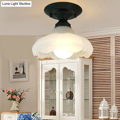 Lámpara de techo DecorBites™ Sleek White Simplicity con pantalla de cristal esmerilado para iluminación de dormitorio