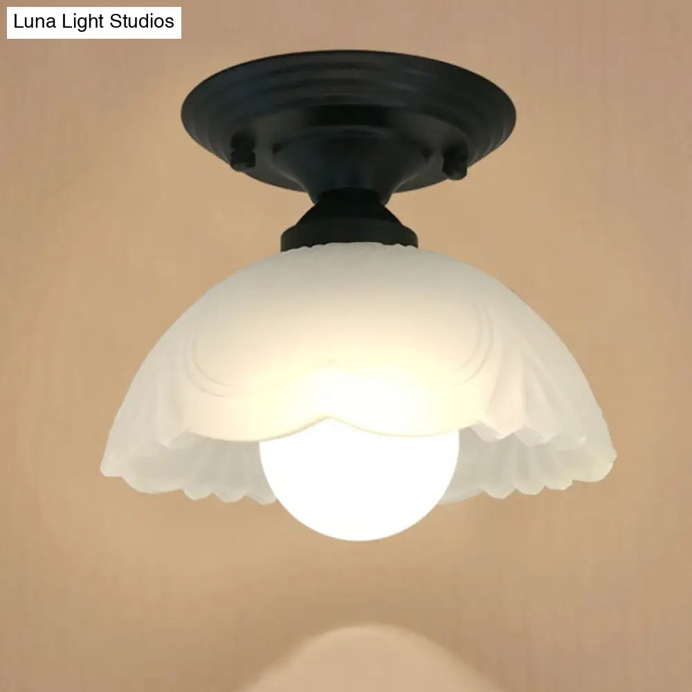 Lámpara de techo DecorBites™ Sleek White Simplicity con pantalla de cristal esmerilado para iluminación de dormitorio