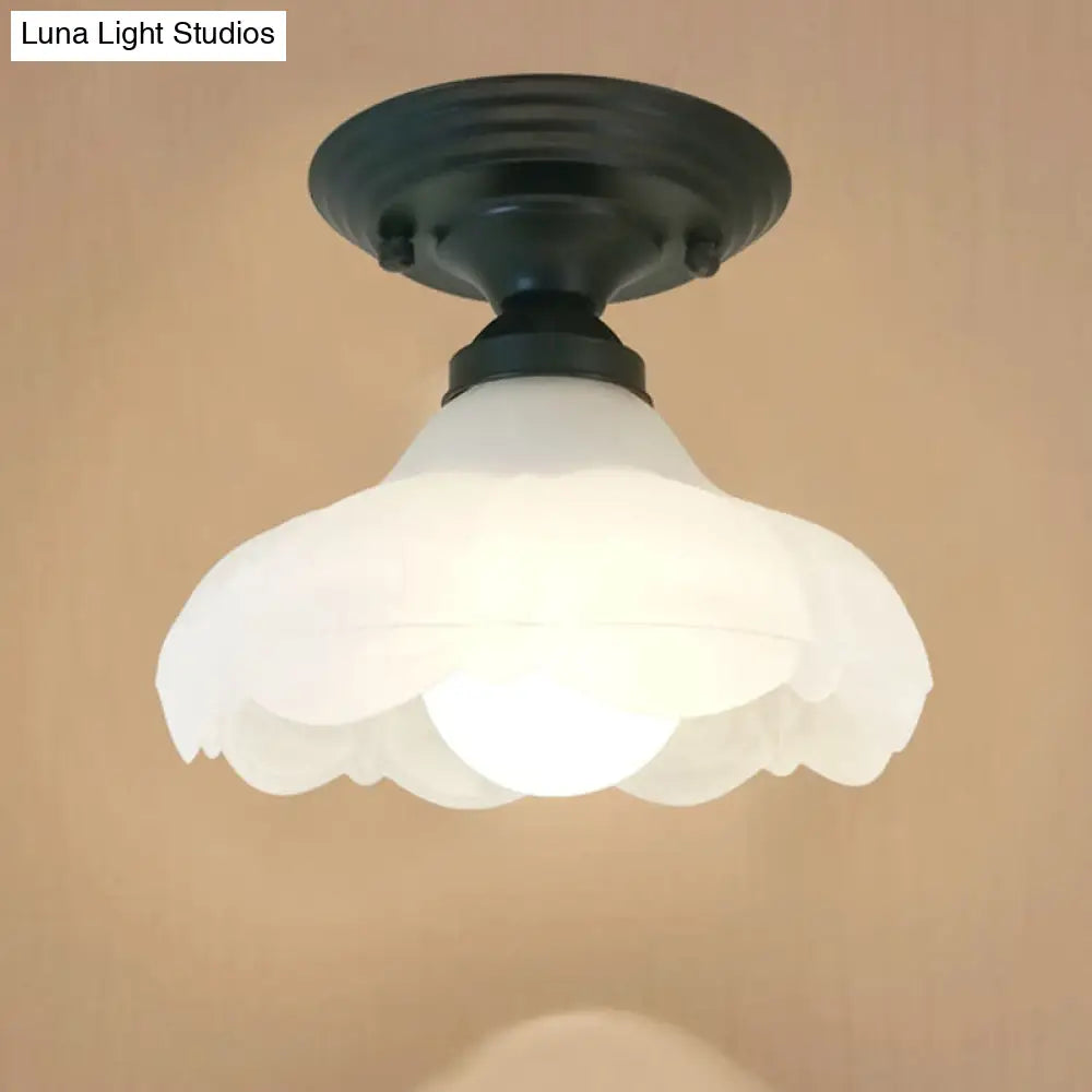 Lámpara de techo DecorBites™ Sleek White Simplicity con pantalla de cristal esmerilado para iluminación de dormitorio