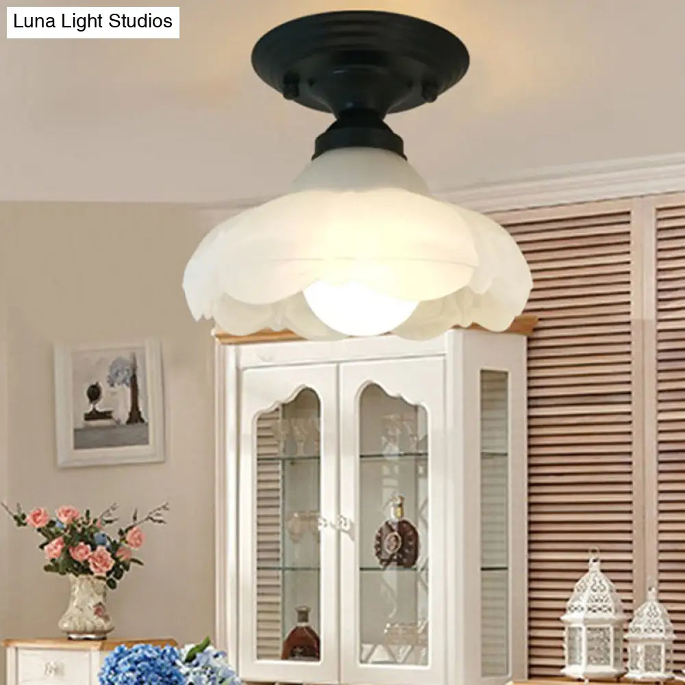 Lámpara de techo DecorBites™ Sleek White Simplicity con pantalla de cristal esmerilado para iluminación de dormitorio