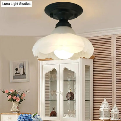 Lámpara de techo DecorBites™ Sleek White Simplicity con pantalla de cristal esmerilado para iluminación de dormitorio