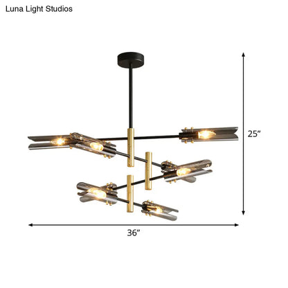 Lámpara de techo tubular moderna de cristal gris humo con 8 luces y acabado en negro y latón.