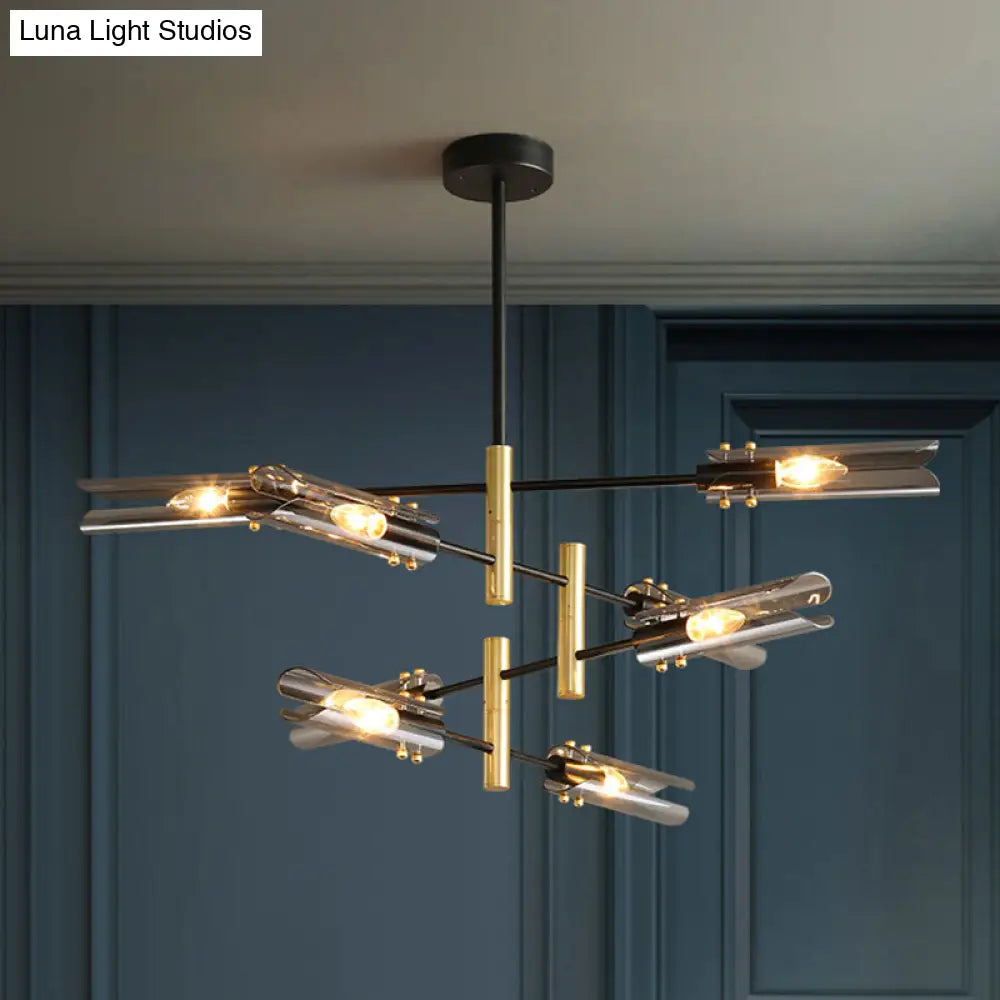 Lámpara de techo tubular moderna de cristal gris humo con 8 luces y acabado en negro y latón.