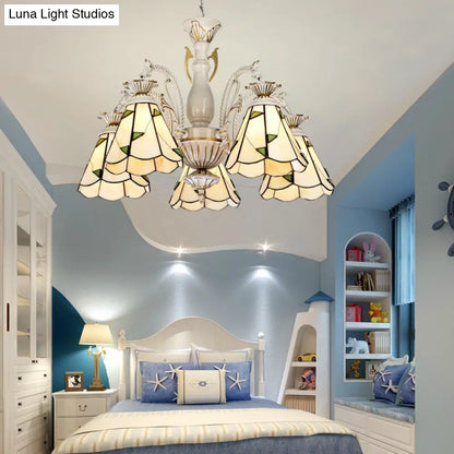 Lámpara de techo colgante de estilo mediterráneo con vitrales, disponible en 3, 5 u 11 luces, acabado en latón blanco y antiguo.