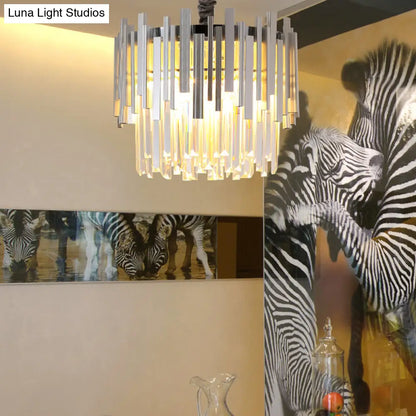 Impresionante lámpara colgante plateada/dorada con prisma de cristal: iluminación moderna y elegante para dormitorios.