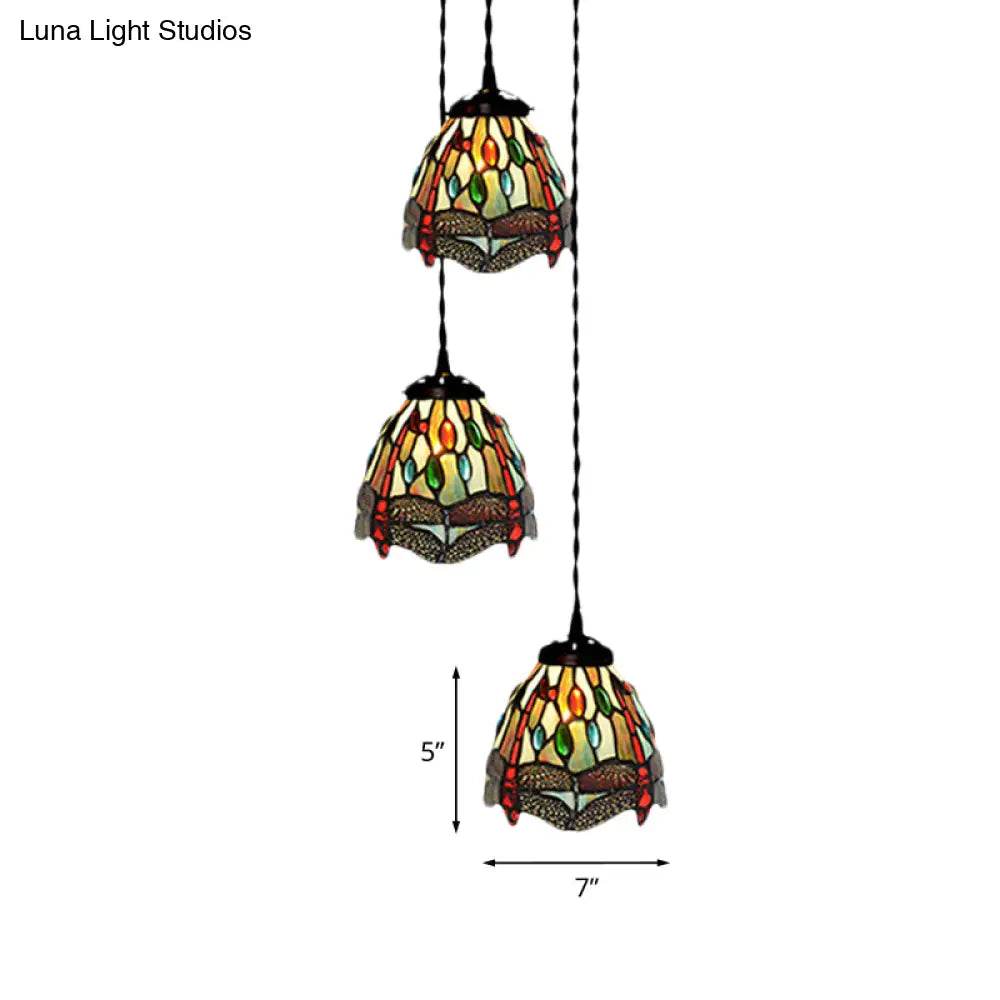 مصباح سقف معلق من الزجاج الملون على شكل قبة من تيفاني بتصميم مجموعة من 3 رؤوس باللون الأبيض/الأحمر/الأصفر، بنمط اليعسوب/العنب/الوردة
