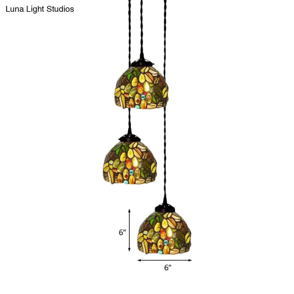 مصباح سقف معلق من الزجاج الملون على شكل قبة من تيفاني بتصميم مجموعة من 3 رؤوس باللون الأبيض/الأحمر/الأصفر، بنمط اليعسوب/العنب/الوردة