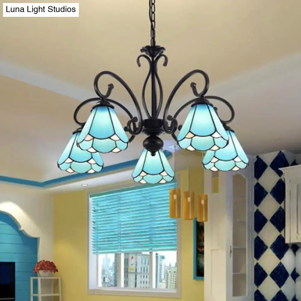 Lámpara de araña estilo Tiffany de cristal azul con marco negro y múltiples luces